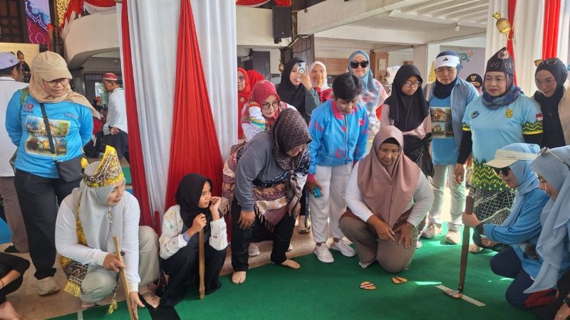 Ratusan warga tumpah ruah mengikuti jalan santai dan lomba olahraga tradisional dalam rangka memperingati Hari Jadi ke-499 Kota Banjarmasin. (Foto: Istimewa)