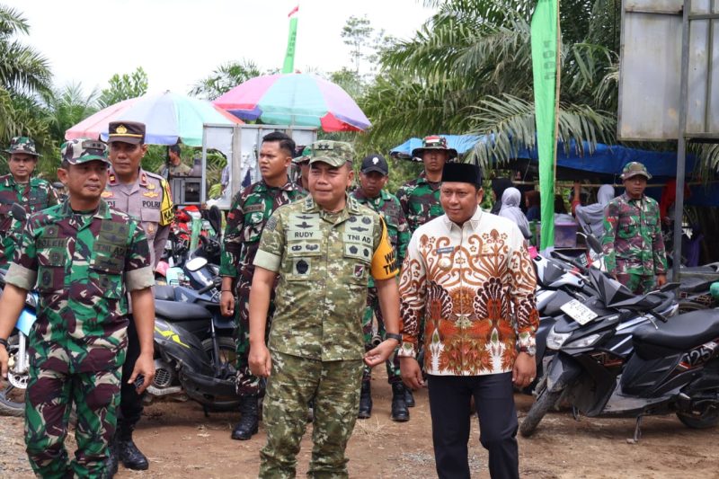 Bupati Barito Kuala H. Bahrul Ilmi  bersama Wakil Bupati  Herman Susilo hadiri kunjungan Kerja Pengawasan dan Evaluasi dari Staf Teritorial Angkatan Darat (Sterad) dalam rangka pelaksanaan TNI Manunggal Membangun Desa (TMMD) ke-126. (Foto: Istimewa)