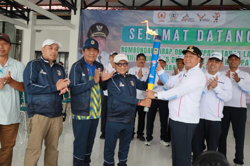 Rombongan kirab obor Pekan Olahraga Provinsi (Porprov) XII Kalimantan Selatan tiba di Barito Kuala dipimpin Ketua Bidang Organisasi KONI Kalsel H. Haris Makkie bersama perwakilan KONI Provinsi Iwan Ismail disambut hangat oleh Bupati Barito Kuala H. Bahrul Ilmi, Wakil Bupati Herman Susilo.(Foto : istimewa)