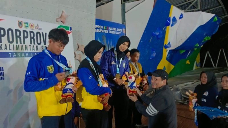 Wakil Gubernur Kalimantan Selatan, Hasnuryadi Sulaiman berfoto dengan sejumlah atlet yang bertanding di Pekan Olahraga Provinsi (Porprov) XII Kalsel 2025. (Foto: Istimewa)