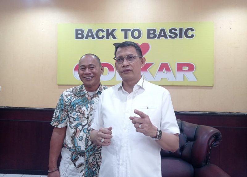 Ketua Pelaksana Peringtan HUT ke-61 DPD Partai Golkar Kalsel, Achmad Maulana didampngi Sekretaris, Ari Bimo GP. (Foto: wasaka.id)