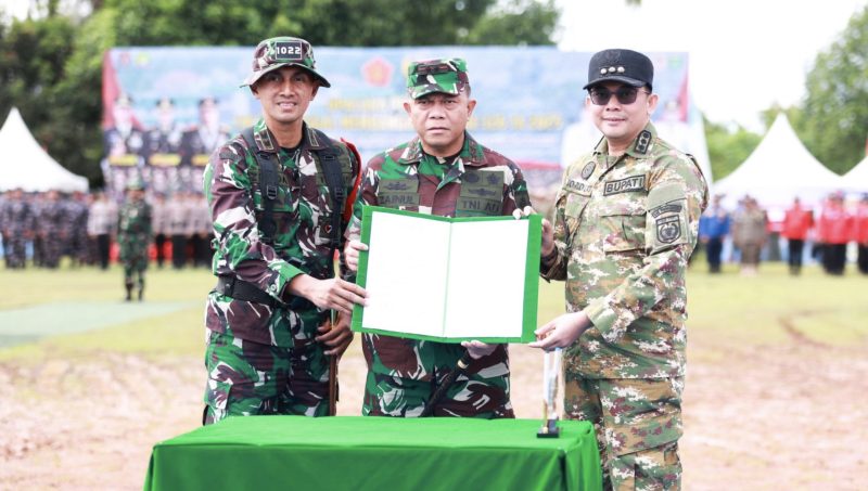 Penutupan TNI Manunggal Membangun Desa (TMMD) ke-126 Tahun 2025 berlangsung khidmat di Lapangan Desa Rejosari, Kecamatan Mantewe. (Foto: Istimewa)