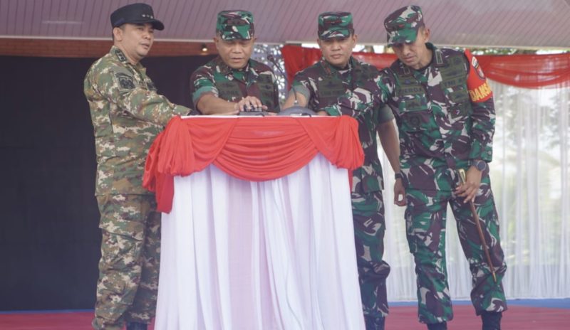 Bupati Tanah Bumbu, Andi Rudi Latif, A.Md.T., S.H., M.M., mendampingi Panglima Kodam (Pangdam) XXII/Tambun Bungai, Mayjen TNI Zainul Arifin, S.A.P., M.Sc., dalam acara penutupan TNI Manunggal Membangun Desa (TMMD) ke-126. (Foto: Istimewa)