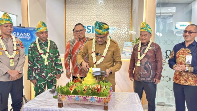 Wakil Bupati Kotabaru Syairi Mukhlis melakukan peresmian kantor baru PT Bank Syariah (BSI). Peresmian ditandai pemotongan pita dan tumpeng. (Foto: Istimewa)
