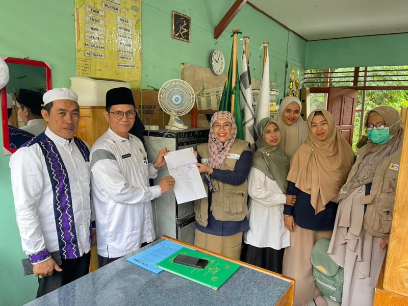 PLN Indonesia Power Unit Bisnis Pembangkitan (UBP) Barito menyalurkan bantuan Mushaf Al-Qur’an dan buku Iqro kepada 182 santri Tahfizh Qur’an Madrasah Ibtidaiyah (MI) Al Mujahidin II. (Foto: Istimewa)