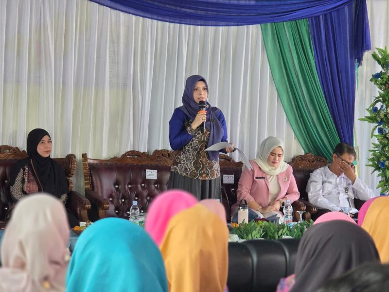 Ketua Badan Kerjasama Organisasi Wanita (BKOW) Provinsi Kalimantan Selatan, drg. Ellyana Trisya Hasnuryadi, menghadiri kegiatan Sosialisasi dan Advokasi Penguatan Kampung Keluarga Berkualitas (KB) Mandiri. (Foto: Istimewa)