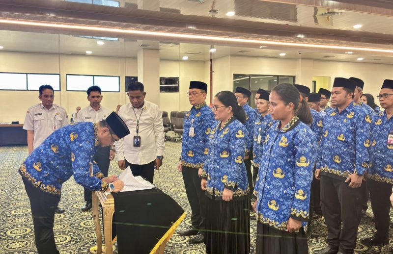 Sekretaris Daerah (Sekda) H. Eka Saprudin, AP., M.AP., melantik dan mengambil sumpah janji jabatan pejabat fungsional. (Foto: Istimewa)