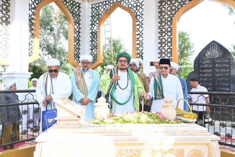 Hasnuryadi Sulaiman bersama Habib Muhammad bin Almunsib Ali Alhabsy dan rombongan dari Kota Seiwun (Seiyun) Hadramaut Yaman berziarah ke makam, Almarhum H Abdusamad Sulaiman bin H Basirun. (Foto: Istimewa)