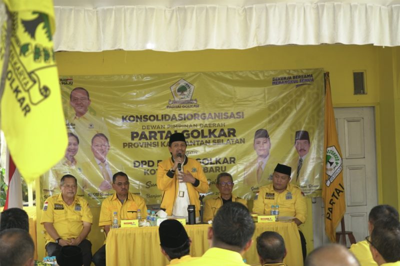 Ketua DPD Partai Golkar Kalsel Hasnuryadi Sulaiman menyampaikan pesan kepada pengurus DPD Partai Golkar Banjarbaru agar selalu bersatu dan membulatkan tekad sebelum melaksanakan Musda XI tingkat kabupaten dan kota. (Foto: Istimewa)