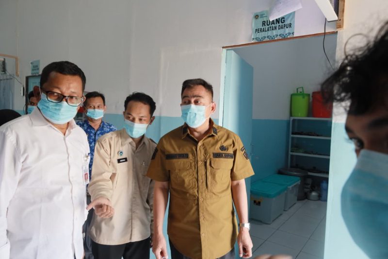 Wakil Bupati Barito Kuala, Herman Susilo meresmikan sekaligus melakukan pemantauan Dapur Satuan Pelayanan Pemenuhan Gizi (SPPG) Makan Bergizi Gratis (MBG) di wilayah Kecamatan Anjir Pasar. (Foto: Istmewa)