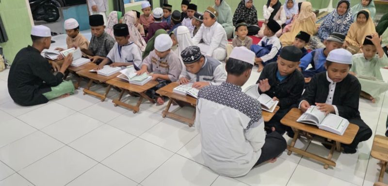 PLN Indonesia Power UBP Barito menyalurkan bantuan fasilitas TPA Mushola Nurul Islam yang berlokasi di Jalan Walter Condrad Gang Tinjau I, Kelurahan Baamang Tengah, Kalimantan Tengah.(Foto : Istimewa)