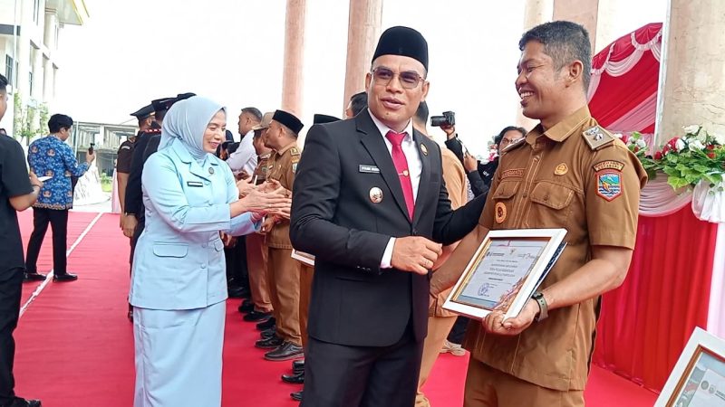 Penghargaan kepada tenaga kesehatan teladan tahun 2025, sebagai bentuk apresiasi atas dedikasi mereka dalam pelayanan kesehatan masyarakat. (Foto: Istimewa)