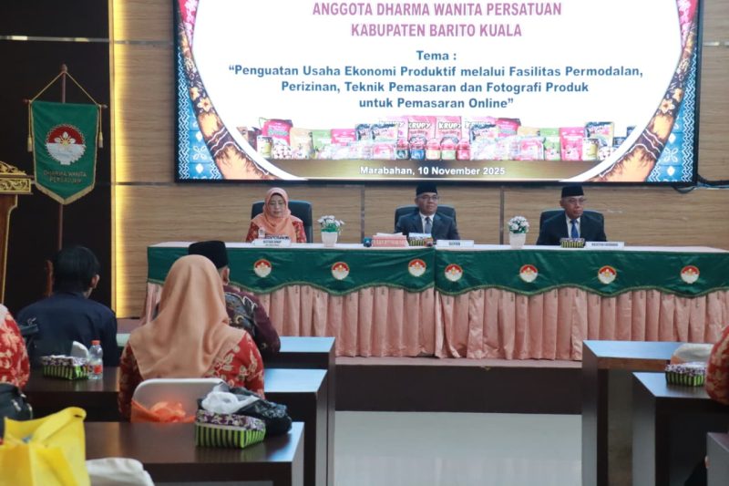 Pelatihan Penguatan Usaha Ekonomi Produktif bagi anggota DWP se-Kabupaten Barito Kuala dengan mengusung tema “Penguatan UMKM Melalui Fasilitasi Permodalan, Perizinan, Teknik Pemasaran, dan Fotografi Produk untuk Pemasaran Online.”(Foto: Istimewa)
