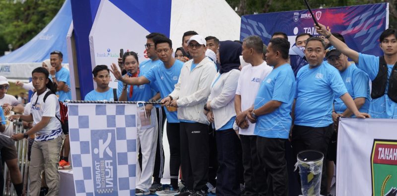 Bupati Tanah Bumbu Andi Rudi Latif secara langsung melepas peserta lari di garis start dengan penuh antusias dan semangat tinggi. (Foto: Istimewa)