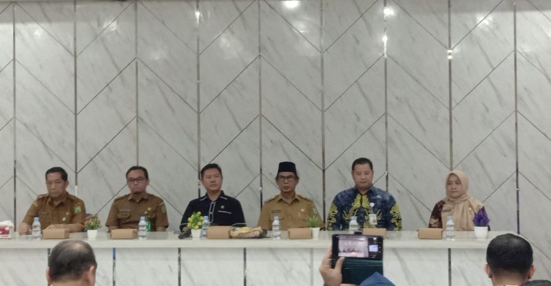 Anggota DPRD Kabupaten Balangan, Saiful Arif, (tiga dari kiri) memberikan apresiasi atas pelaksanaan kegiatan Visitasi Layanan Prioritas Kesehatan Ibu dan Anak (KIA) di RSUD Datu Kandang Haji (DKH) Balangan. (Foto: Istimewa)