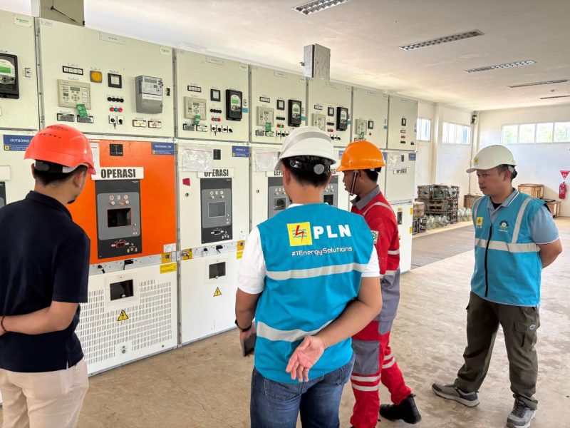 General Manager PLN UIP3B Kalimantan bersama UPT Pontianak melakukan pemeriksaan dan evaluasi peralatan di ruang Feeder Gardu Induk. Kegiatan ini merupakan bagian dari program Care for Asset untuk memastikan sistem kelistrikan beroperasi dengan aman, andal, dan optimal dalam melayani kebutuhan listrik masyarakat. (Foto: Istimewa)