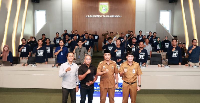 ASN dan Wartawan di Tanah Bumbu mengikuti Pelatihan Jurnalistik dan Pengelolaan Media Sosial. Pelatihan digelar Pemerintah Kabupaten Tanah Bumbu (Pemkab Tanbu) melalui Dinas Komunikasi, Informatika, Statistik, dan Persandian (DiskominfoSP).  (Foto: Istimewa)