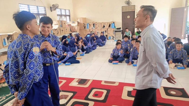 PWI Kotabaru kembali menunjukan eksistensinya memberikan edukasi kepada para siswa-sisiwi  dengan melaksanakan sosialisasi tentang jurnalistik yang jargon ‘Jurnalis Masuk Sekolah’. (Foto: Istimewa)