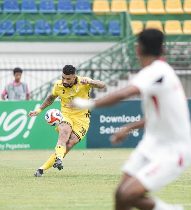 Pemain Barito Putera Renan Alves tang mencetak gol ke gawang Deltras FC di Stadion Demang Legman. (Foto: Istimewa)