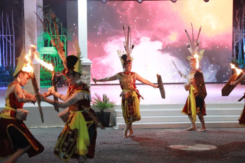 Aruh Sastra Kalimantan Selatan XXII Tahun 2025 dengan tema “Satu Sastra Membuih di Ulek Barito” yang berlangsung di Halaman Kantor Bupati Barito Kuala. (Foto: Istimewa)