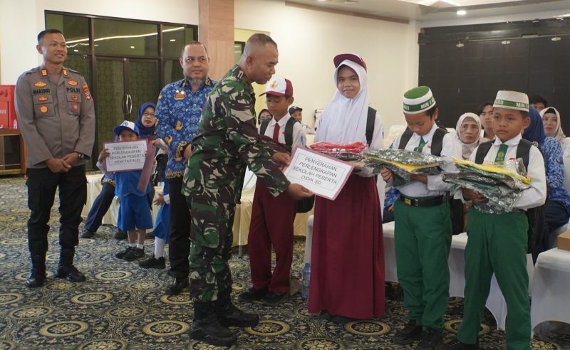 Penyerahan bantuan berupa baju seragam sekolah dan perlengkapan sekolah tingkat PAUD, SD dan SMP se-Kabupaten Kotabaru. (Foto: Istimewa)