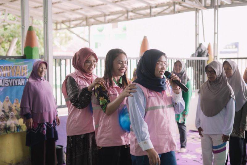 Para Srikandi PT PLN (Persero) Unit Pelaksana Transmisi (UPT) Banjarbaru turut hadir dan bermain bersama lansia dalam setiap sesi outbound. Kehadiran mereka yang aktif berinteraksi, tertawa, dan memberikan semangat secara langsung menciptakan suasana hangat dan penuh keakraban.