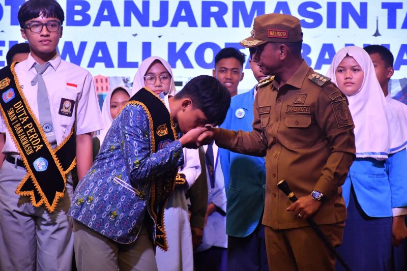 Wali Kota Banjarmasin, H. Muhammad Yamin HR mengukuhkan 96 Duta Peraturan Daerah (Perda) Kota Banjarmasin Tahun 2025. (Foto: Istimewa)