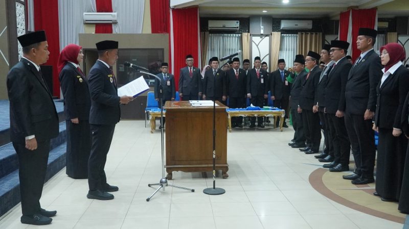 Wali Kota Banjarmasin, H. Muhammad Yamin HR secara resmi melantik dan mengambil sumpah jabatan sejumlah pejabat eselon II, fungsional, serta kepala sekolah di lingkungan Pemerintah Kota Banjarmasin. (Foto: Istimewa)