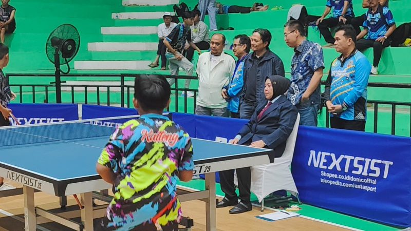 Wakil Gubernur Kalimantan Selatan, Hasnuryadi Sulaiman, menyaksikan langsung jalannya Kejurnas Tenis Meja 2025. (Foto: Istimewa)