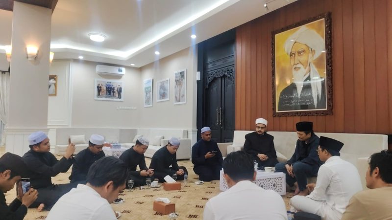 Wakil Gubernur Kalimantan Selatan (Kalsel), Hasnuryadi Sulaiman, menerima kunjungan tokoh ulama dari Mekkah, Dr. Assayyid Muhammad Bin Ahmad Ar-Ruqaimi. (Foto: Istimewa)
