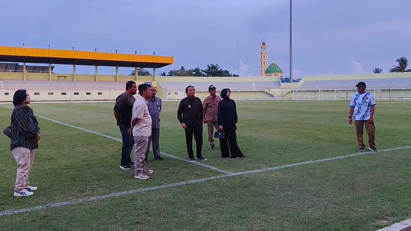 Owner Barito Putera sekaligus Wakil Gubernur Kalimantan Selatan, Hasnuryadi Sulaiman, kembali turun langsung meninjau perkembangan renovasi Stadion 17 Mei Banjarmasin.(Foto: Istimewa)