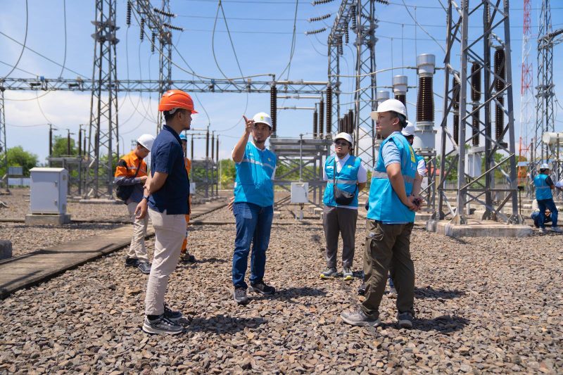 Sebagai bagian dari penguatan keandalan sistem kelistrikan, PLN UP2B Kalimantan Barat melaksanakan pengecekan dan pemantauan langsung pada instalasi ketenagalistrikan. Personel melakukan inspeksi menyeluruh guna memastikan kesiapan infrastruktur, keandalan peralatan, serta kepatuhan terhadap standar keselamatan dan operasional. Kegiatan ini merupakan salah satu langkah strategis PLN UP2B Kalimantan Barat dalam memastikan keandalan pasokan listrik tetap terjaga, khususnya selama periode siaga Natal 2025 dan Tahun Baru 2026. (Foto: Istimewa)