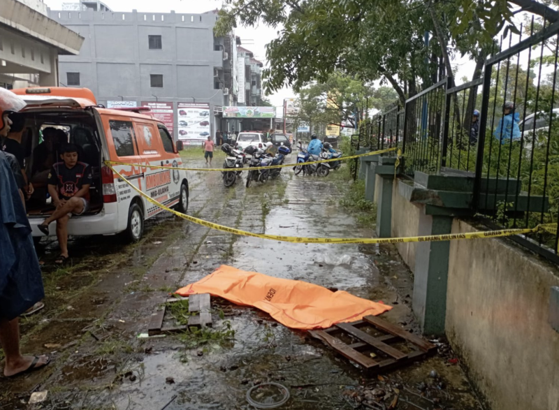 Mayat berkenis kelamin perempaun yang dievakuasi dengan kantong jenazah akan di bawa ke rumah sakit untuk dioutopsi. (Foto: Istimewa)
