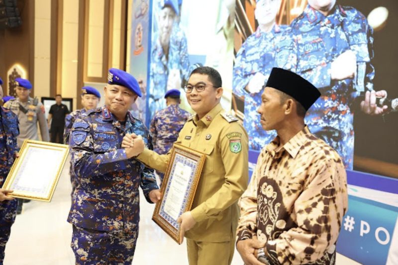 Bupati Tanah Bumbu Andi Rudi Latif menerima piagam penghargaan pada peringatan Hari Ulang Tahun ke-75 Polairud tahun 2025. (Foto: Istimewa)