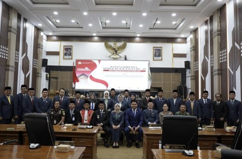 Foto bersama anggota DPRD Kabupaten Balangan terkait perubahan struktur Komisi DPRD Balangan usai pelantikan wakil ketua baru. (Foto: Istimewa)
