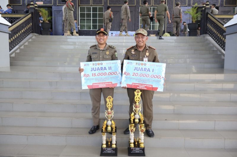 Pemerintah Kabupaten Tanah Bumbu (Pemkab Tanbu) menerima piala, hadiah, dan piagam atas prestasi meraih juara lomba Pos Satlinmas serta Pos Kamling Tingkat Provinsi Kalimantan Selatan. (Foto: Istimewa)