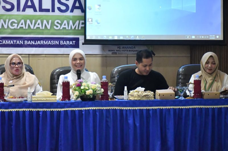 Kecamatan Banjarmasin Barat menggelar sosialisasi Penanganan Sampah Tahun 2025 yang dihadiri jajaran kecamatan, lurah, RT, RW, tokoh masyarakat, dan komunitas peduli lingkungan.(Foto: istimewa)
