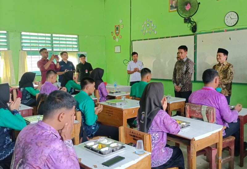 Wakil Menteri Dalam Negeri RI Akhmad Wiyagus didampingi langsung Wakil Gubernur Kalsel, Hasnuryadi Sulaiman meninjau pelaksanaan Program Makan Bergizi Gratis (MBG) di Kabupaten Banjar. (Foto: Istimewa)