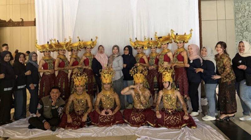 Sanggar Seni dan Budaya Wadian Tambai (SSBWT) Desa Kapul, Kecamatan Halong, yang sukses tampil mewakili Provinsi Kalimantan Selatan pada Parade Tari Nusantara ke-41 Tahun 2025 di Taman Mini Indonesia Indah (TMII), Jakarta. (Foto: Istimewa)