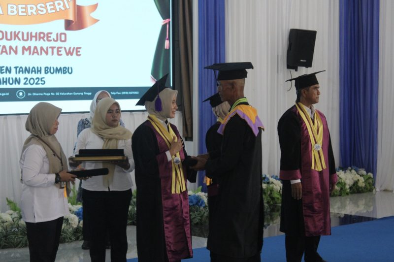 Peringatan HARGANAS 2025 di Tanah Bumbu dirangkai dengan wisuda sekolah lansia. (Foto: Istimewa)