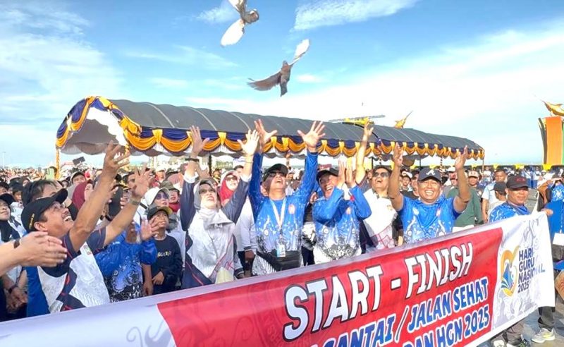 Pemerintah Daerah bersama Persatuan Guru Republik Indonesia (PGRI) Kabupaten Kotabaru menggelar Jalan Sehat dan Senam Anak Indoensia Hebat dalam rangkaian kegiatan memeriahkan Peringatan HUT ke-80 PGRI, sekaligus Hari Guru Nasional (HGN) Tingkat Kalimantan Selatan. (Foto: Istimewa)