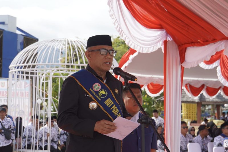 Bupati Kotabaru Muhammad Rusli pimpin upacara Peringatan Hari Ulang Tahun (HUT) ke-80 Persatuan Guru Republik Indonesia (PGRI) sekaligus Hari Guru Nasional (HGN) Tahun 2025 di Kabupaten Kotabaru. (Foto: Istimewa)