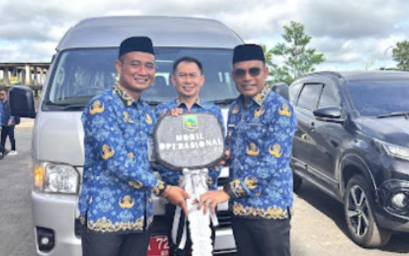 Pemerintah Kabupaten (Pemkab) Kotabaru menyerahkan dua unit mobil untuk UPPD Samsat Kotabaru untuk memaksimalkan pelayanan pajak kendaraan bermotor. (Foto: Istimewa)