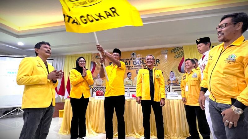 Paman Yani kibarkan bendera Pataka Partai Golkar stelah ditetapkan aklamasi pimpin DPD Partai Golkar Kabupaten Tanah Bumbu periode 2025-2030. (Foto: wasaka.id)