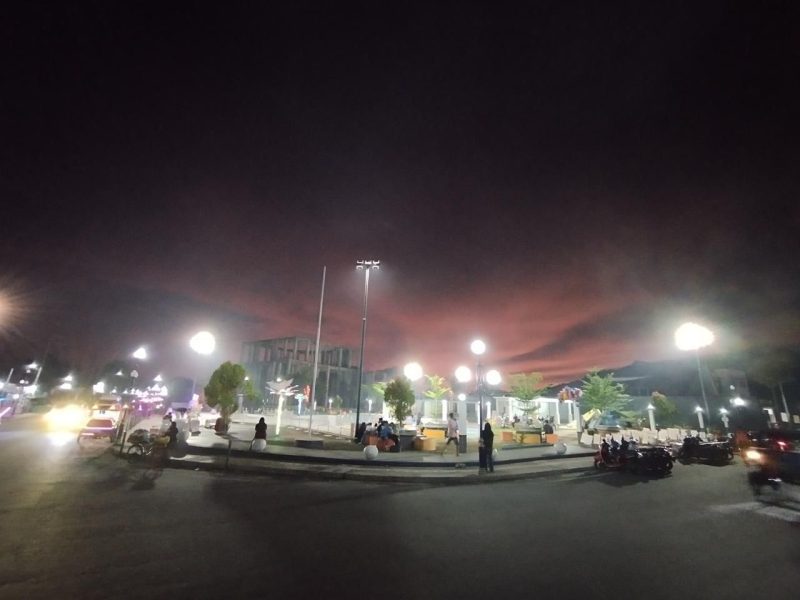 Potret Alun-Alun Kota Pandan, Tapanuli Tengah, yang kembali terang setelah pasokan listrik pulih pascabencana.