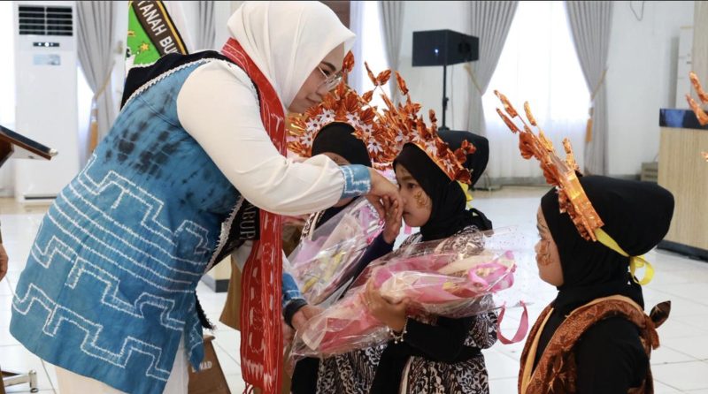 Bunda PAUD Kabupaten Tanah Bumbu, Andi Irmayani Rudi Latif pada acara Advokasi Wajib Belajar 1 (Satu) Tahun Prasekolah dengan tema “Sukseskan Wajib Belajar Satu Tahun Prasekolah, Tanah Bumbu Beraksi Menuju Pengembangan Anak Usia Dini yang Berkualitas”. (Foto: Istimewa)