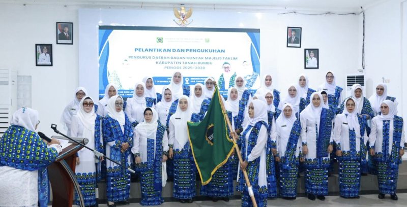 Pengurus Daerah Badan Kontak Majelis Taklim (BKMT) Kabupaten Tanah Bumbu Periode 2025–2030 resmi dilantik dan dikukuhkan . (Foto: Istimewa)
