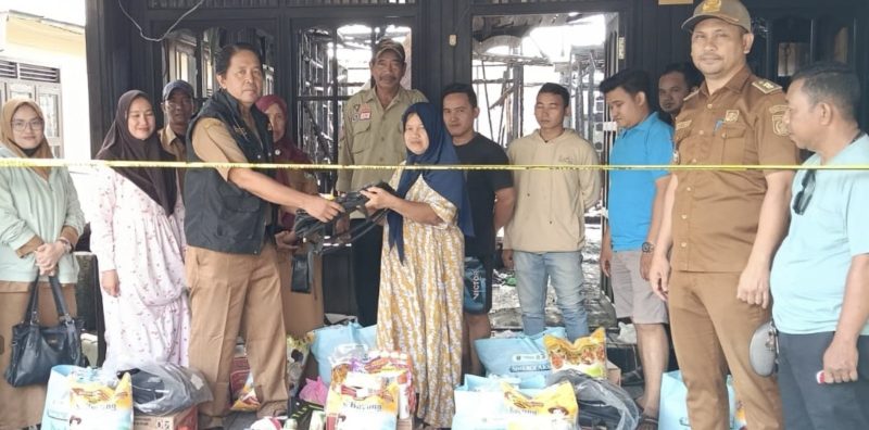 Bupati Tanah Bumbu Andi Rudi Latif melalui Dinas Sosial salurkan bantuan bagi korban kebakaran di Jalan Pesantren RT 7 Kelurahan Kampung Baru, Kecamatan Simpang Empat. (Foto: Istimewa)