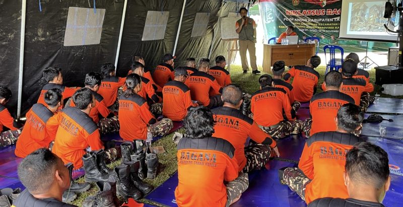 Badan Penanggulangan Bencana Daerah (BPBD) Kabupaten Tanah Bumbu (Tanbu) memperkuat sinergitas dengan membekali anggota Barisan Ansor Serbaguna (Banser) Gerakan Pemuda (GP) Ansor mengenai ilmu kebencanaan. (Foto: Istimewa)