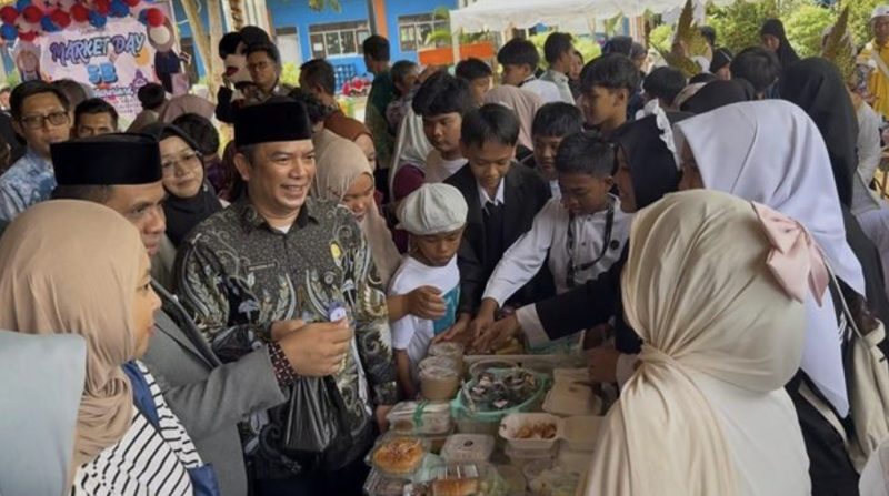 Asisten Pemerintahan dan Kesejahteraan Rakyat (Kesra), Putu Wisnu Wardana, hadir langsung membuka dan menyaksikan kemeriahan Market Day & Festival Karya Siswa. (Foto: Istimewa)